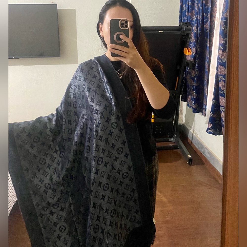 LV monogram shine shawl - Picture 7 of 7